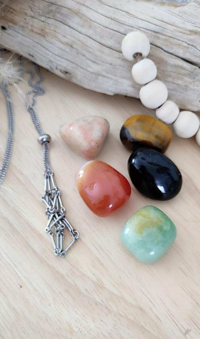 Porte collier pierre acier argenté 70 cm