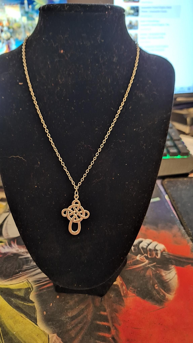 Collier Pendentif Croix Nœud Celtique en Métal Argenté