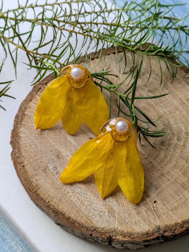 Pendientes de pétalos amarillos 