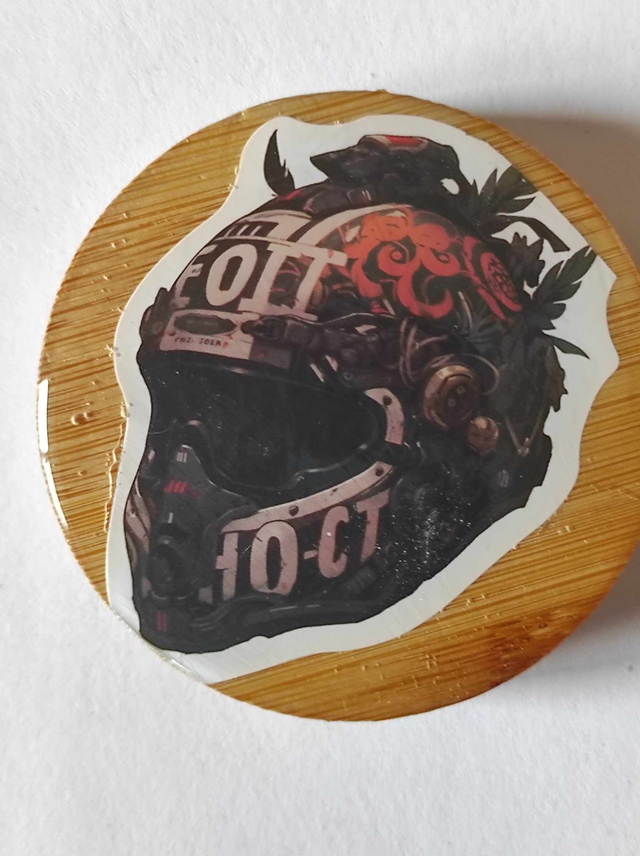 Décapsuleur casque de moto magnétique frigo