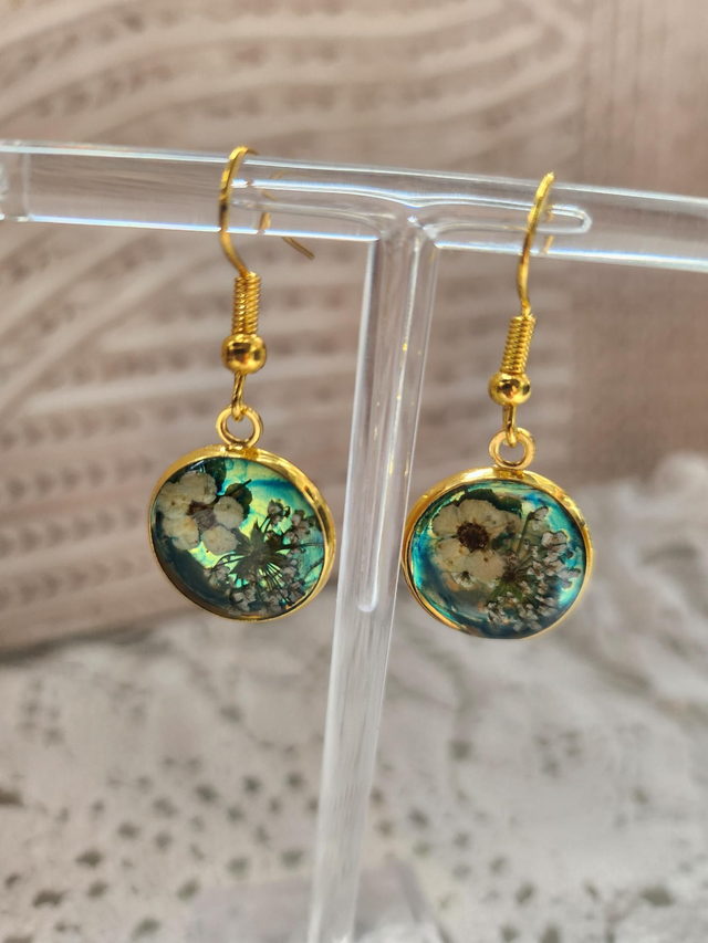 Boucles d'oreilles fleurs fond vert bleu et or