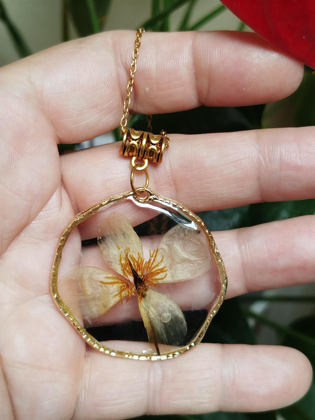 Pendentif rond doré à fleur jaune 