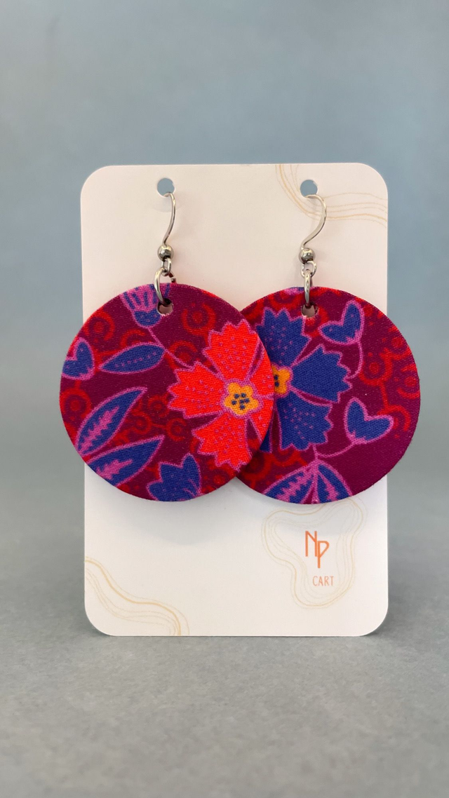 Boucles d'oreilles carton et tissu forme ronde, collection " indie rouge " - fond rouge et motifs fleuris tons bleu et rose 