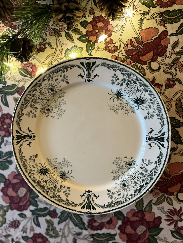 MOLIERE - Plat piédouche (ou présentoir) signé Sarreguemines - Terre de Fer