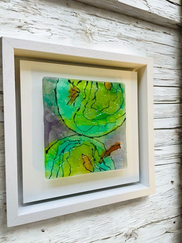 Fresh Green Apples - Glas sculptuur 10x10 - op wit aluminium 14x14 - in wit houten baklijst 17x17