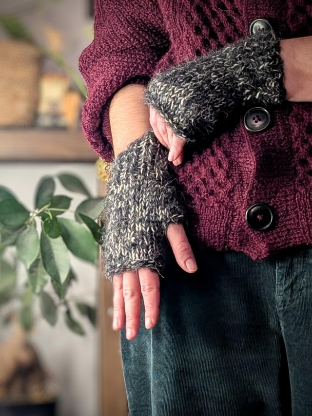 Mitaine et laine, anthracite et beige avec touche de couleur façon confettis 