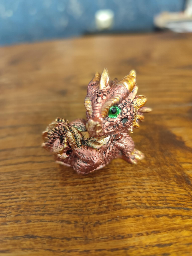 Bébé dragon fantasy aléatoire