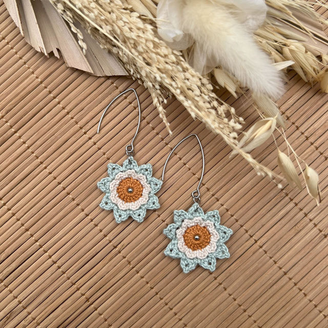 Boucles d’oreilles fleurs Corolles ~ M ~ Ocre / Vert d&#039;eau