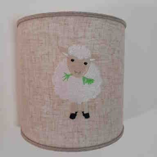 Abat jour en lin brodé ,broderie mouton. applique murale forme demi cercle ,décoration chambre enfant . Électrification incluse. Créateur France.