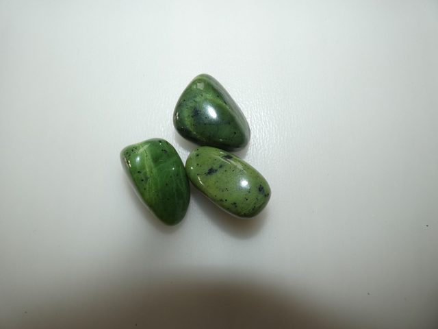 Jade Néphrite AA. 20mm a 30mm Pièce