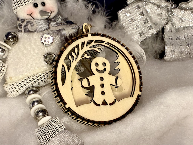 Boules de Noël en bois blanc multicouche – Scènes hivernales (10 modèles au choix)