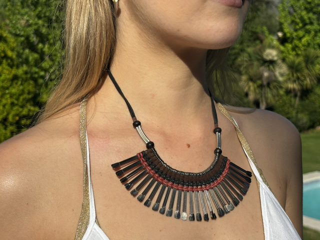 Collar tejido palitos