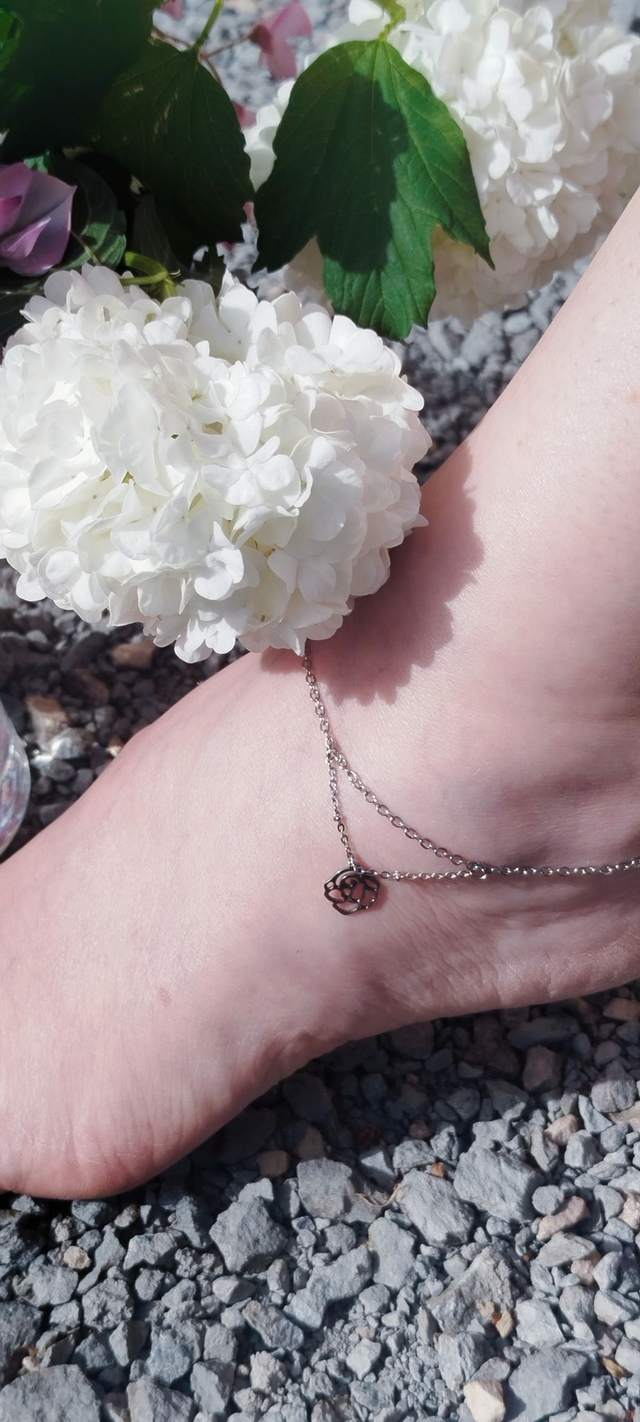 Chaîne de cheville en acier inoxydable ornée d&#039;un pendentif &quot;rose&quot;.