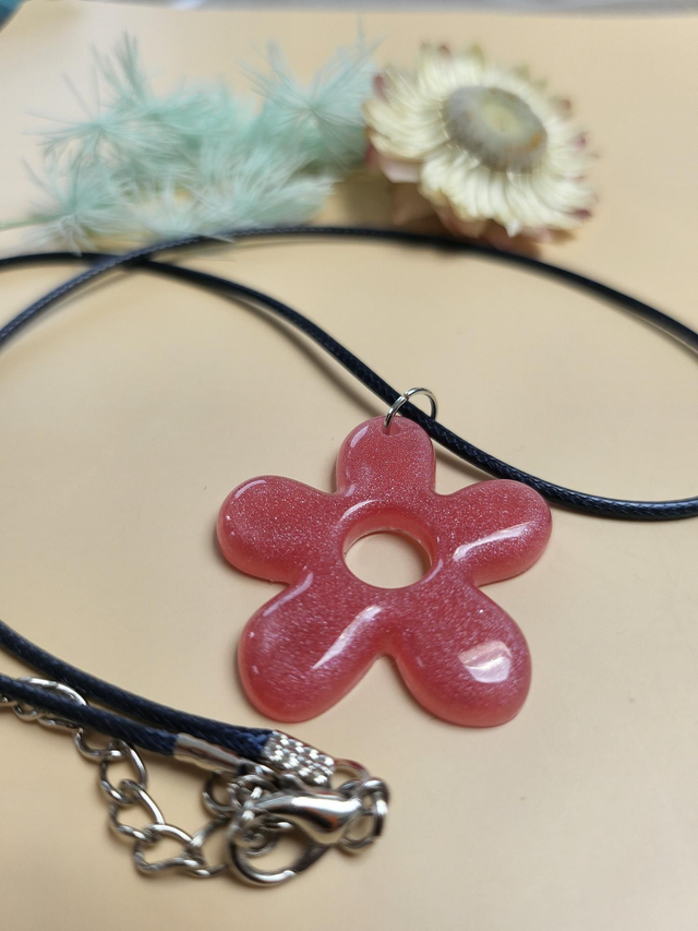 Pendentif en résine - Fleur rose foncé