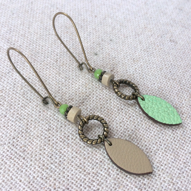 Boucles d’oreilles « Gavotte » bronze, réversibles, cuir vert printanier / beige 
