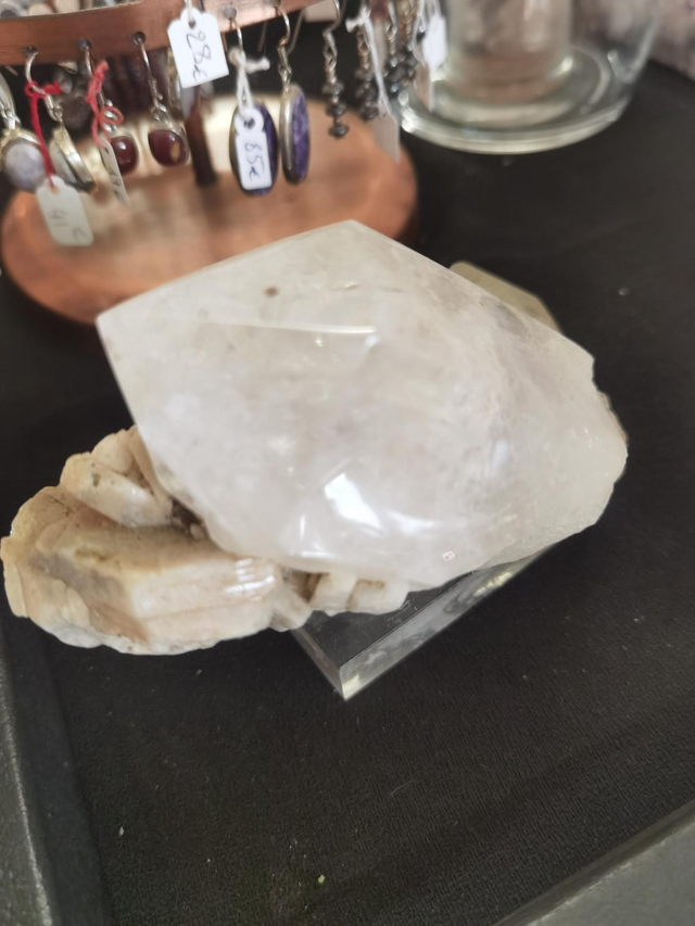 Pointe de cristal de roche sur orthose