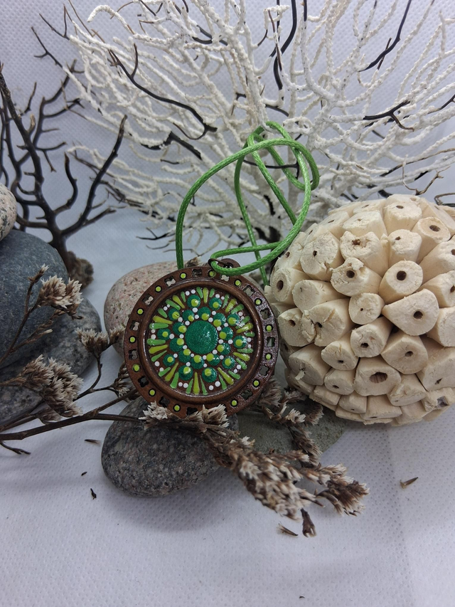 Collier bois mandala vert