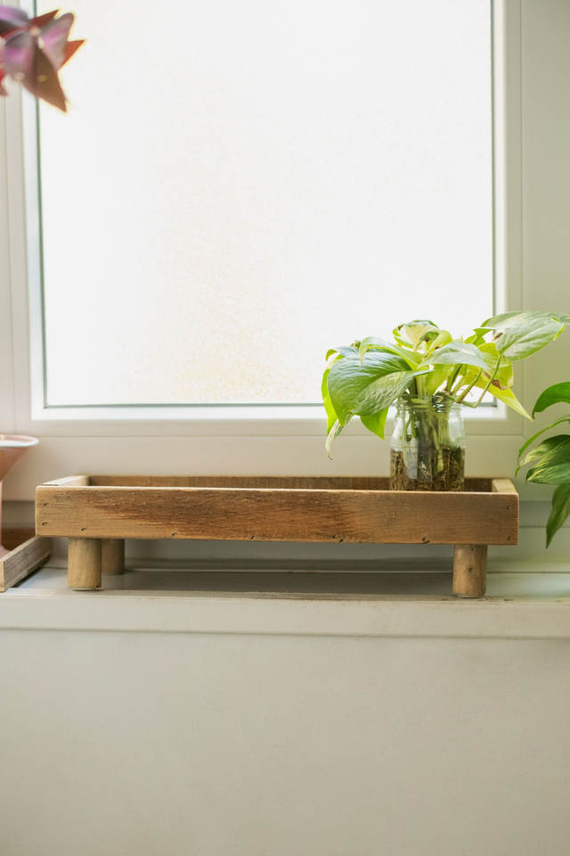 Plateau en bois à pieds ✨