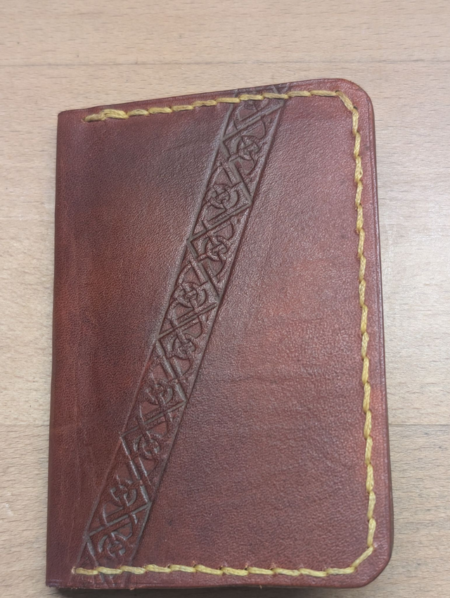 Porte carte 4 emplacements en cuir avec motif bandeau celtique.