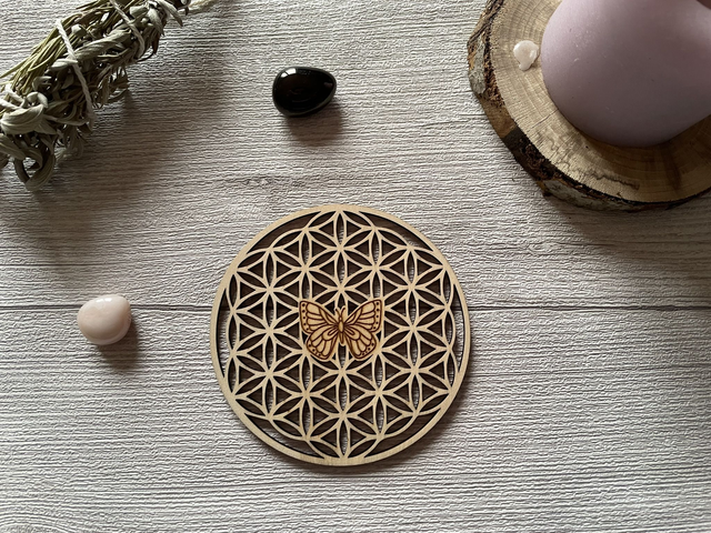 🌙 Fleur de Vie en bois ajouré – Motif Papillon gravé 