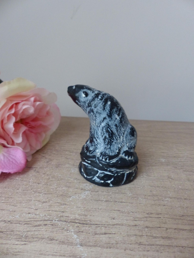 Sculpture ours noir assis sur un rocher The Aardik Collection, Figurine d’ours solitaire vintage fait à la main au Canada