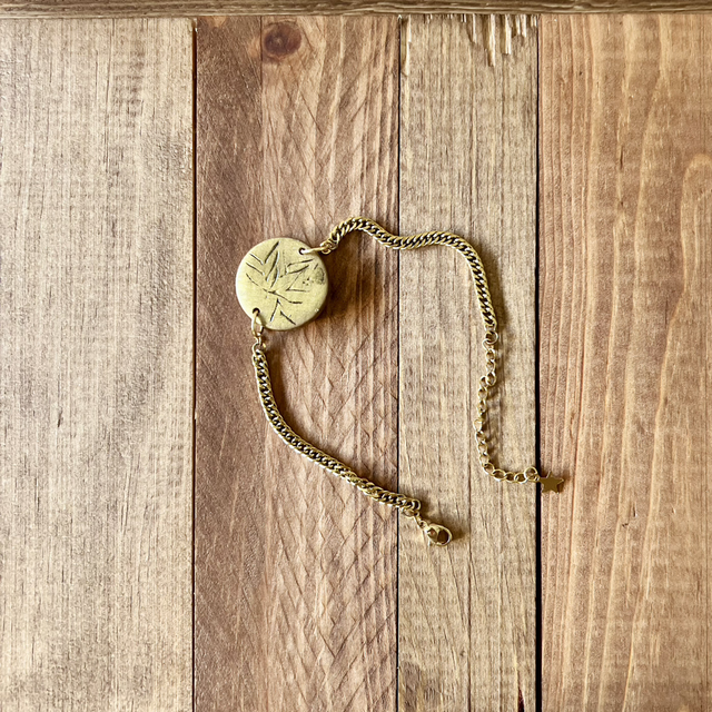 Bracelet bois de hêtre cirée dorée et pyrogravure 