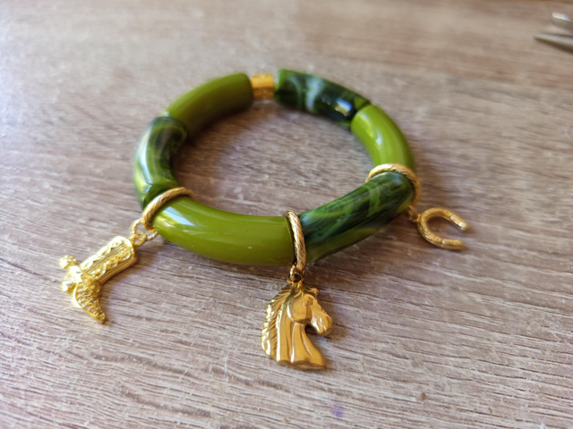 Bracelet perles tubes incurvées acrylique Ashva Mukti