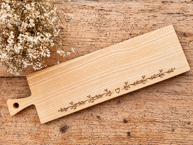 Baguettebrett „Ranke mit Herz“ – Esche geölt