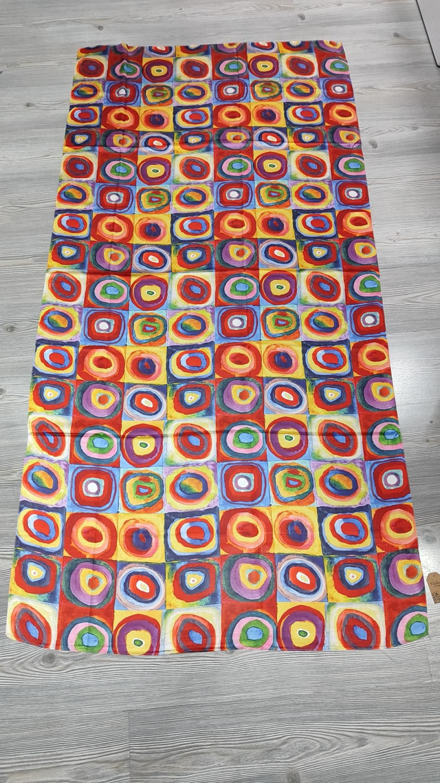 Stola Studio sul colore: quadrati con cerchi concentrici Kandinsky in seta