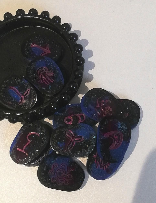 Runes Wiccan (Runes de Sorcières) avec coupelle et feuille d'interprétation 