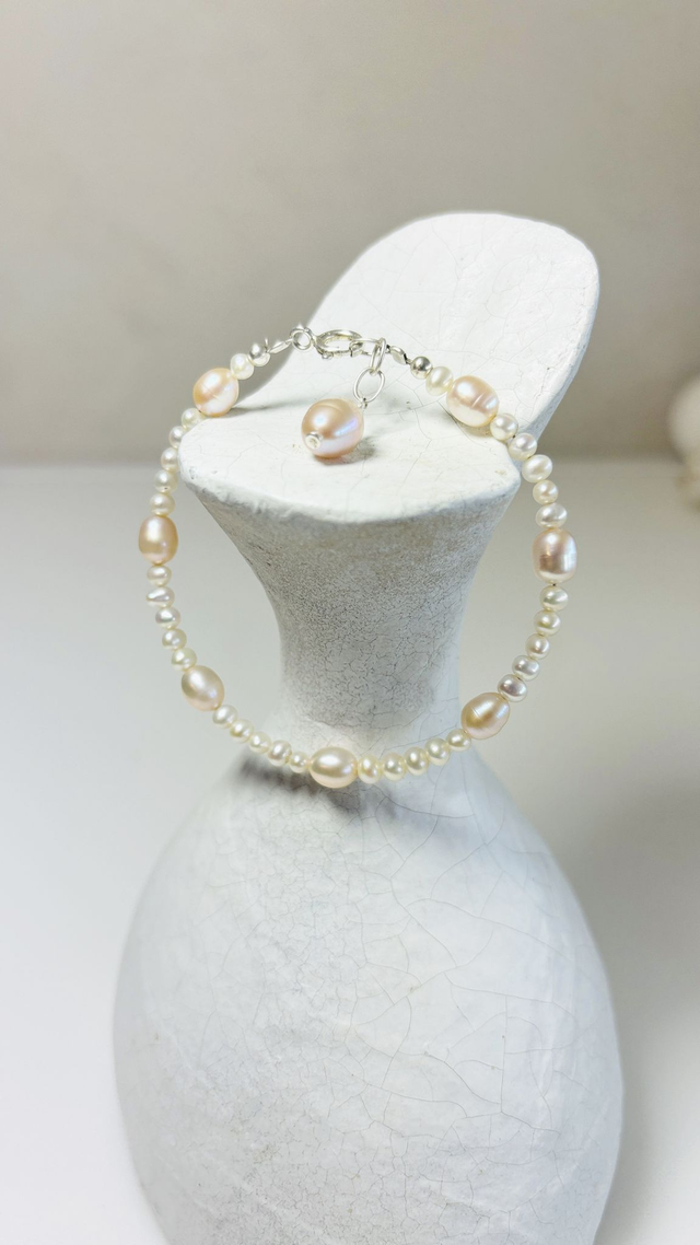 Bracelet de perles de Culture blanche et saumon. Perles et apprêts en argent 925/1000.