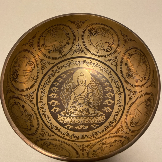 Grosse handgearbeitete Klangschale Motiv: OMPH Mantra und Buddha der die Erde berührt 19cm Durchmesser, Hauptton D