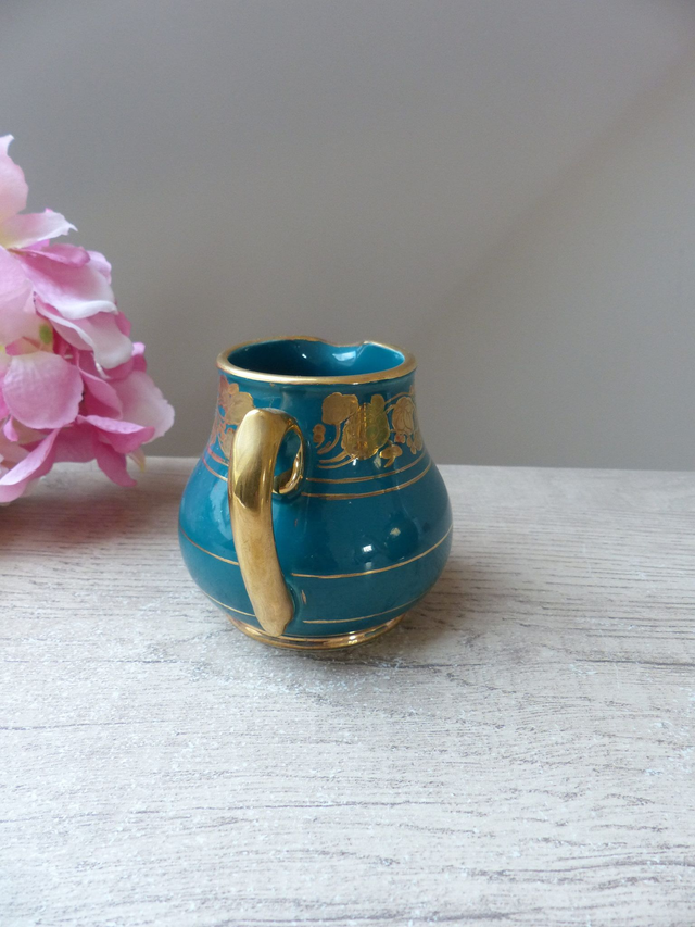 Ancien Pot à Crème Sadler en Céramique Bleu-Vert avec Motifs Dorés – Crémier Anglais Rare des Années 1950 – Petit Pot à Lait Vintage Sadler