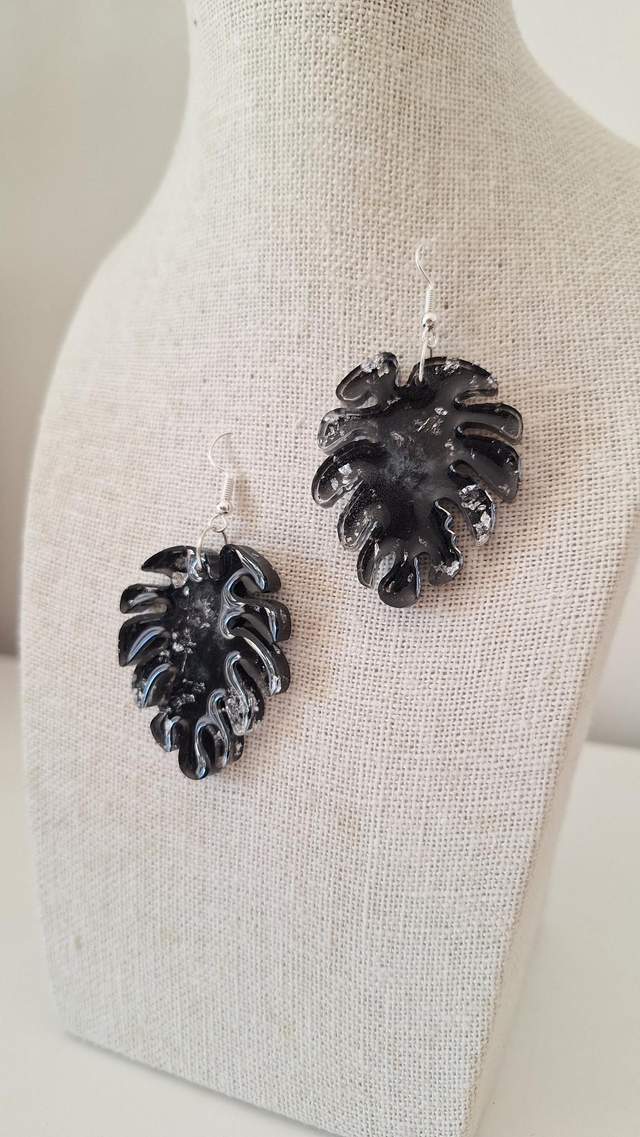 Boucles oreilles fleurs noir et feuille d'argent 