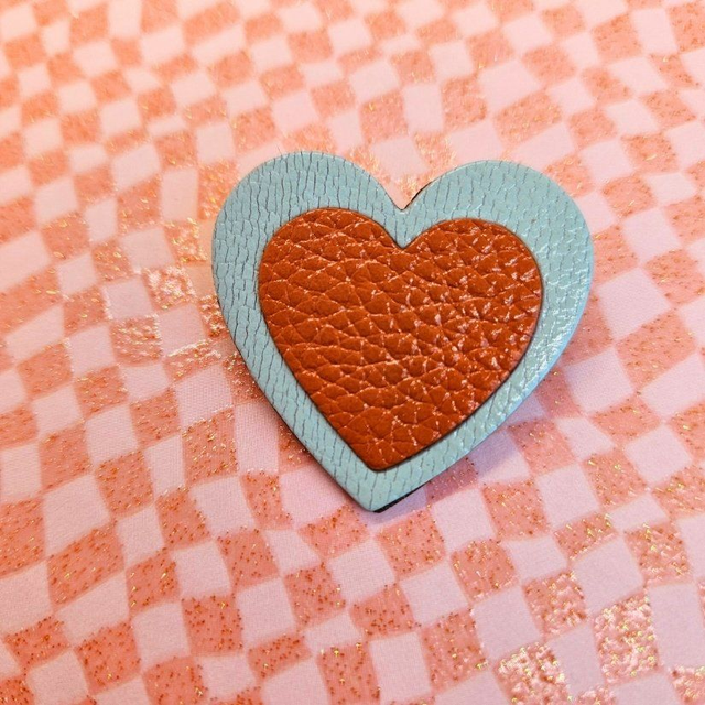Broche en cuir "Sweetheart"