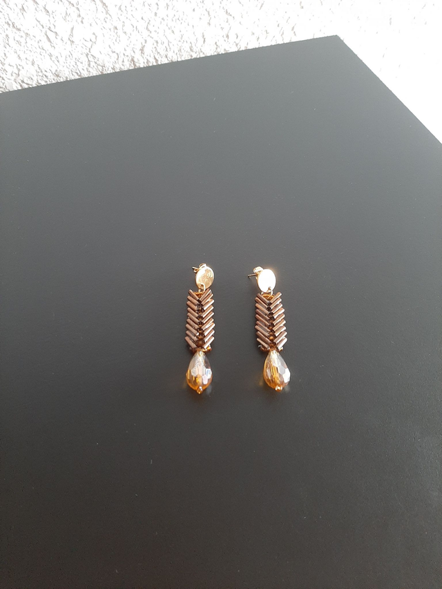 Boucle d&#039;oreilles épi marron  en perle de verre et cristal doré champagne en  acier inoxydable doré 		 		