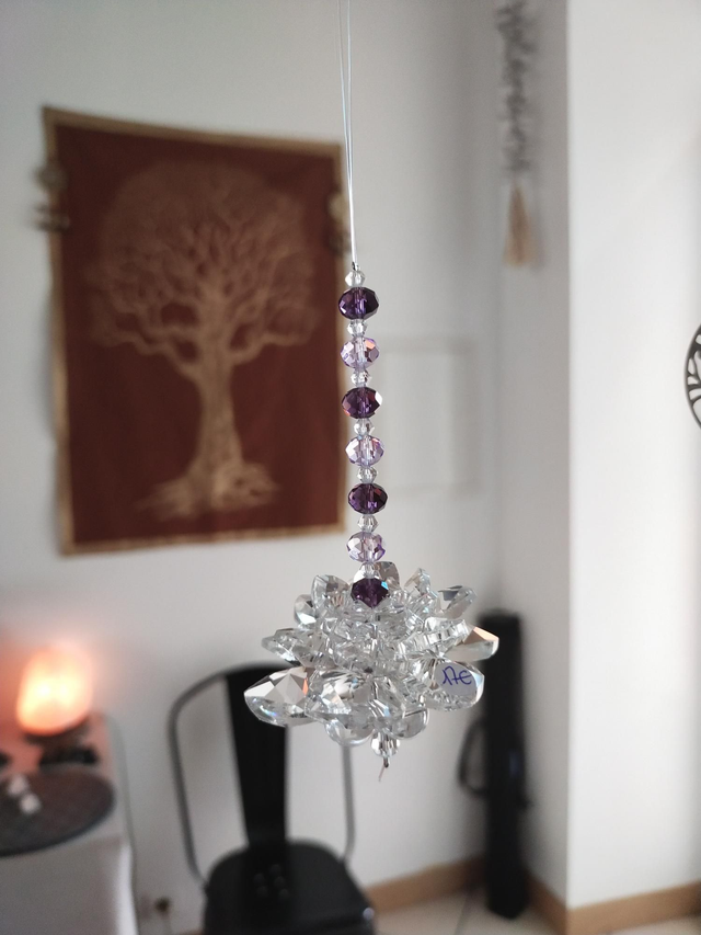 Lotus en cristal avec chaîne violette