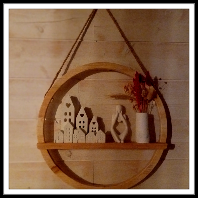 Décoration murale artisanale en bois et céramique - Cercle suspendu 42cm - création unique en bois recyclé et sujets en céramique blanche