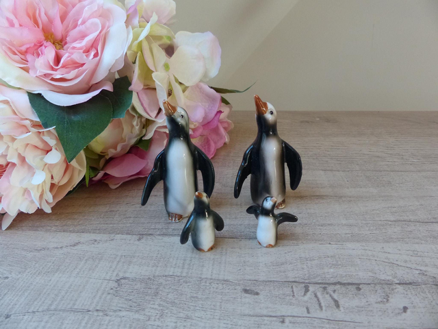 Figurines Couple Miniatures Pingouins et bébés céramique vintage R0.C Taïwan, Cadeau Fête Anniversaire, Family Pengouin Mom Dad Childrens
