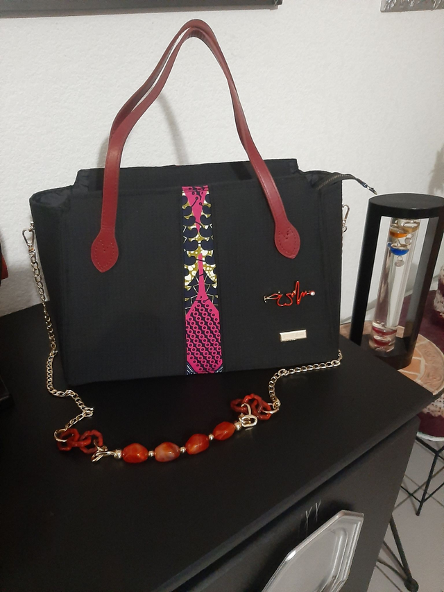 Sac  bandoulière en tissu jersey noir zipé grande capacité décoré de wax et  une broche  rythme cardiaque 		 		