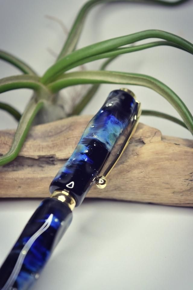 STYLO A BILLE FACETTES FIL D'ARGENT MONTURE OR 