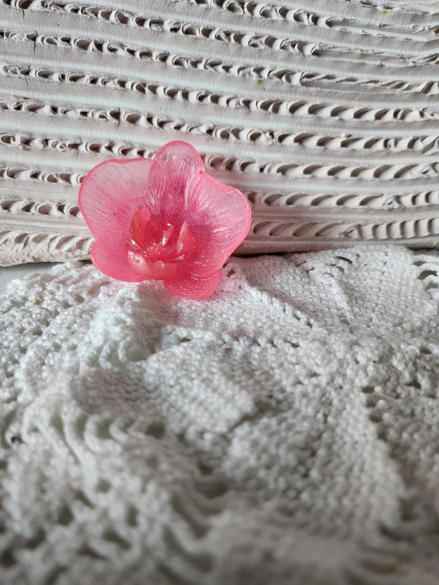 Broche rose orchidées résine 