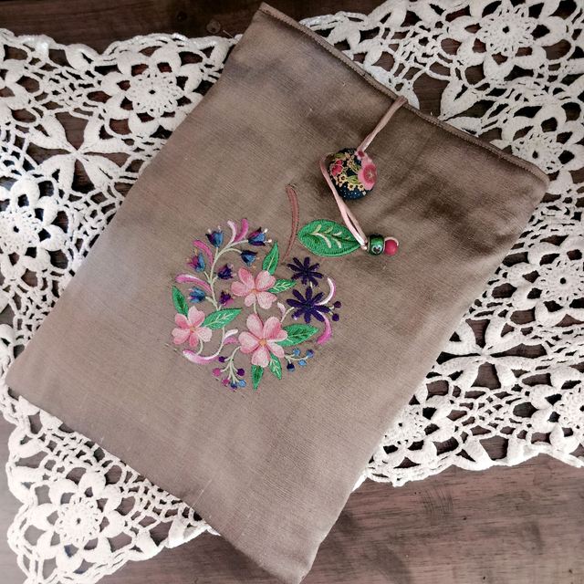 Pochette à livre brodée pomme