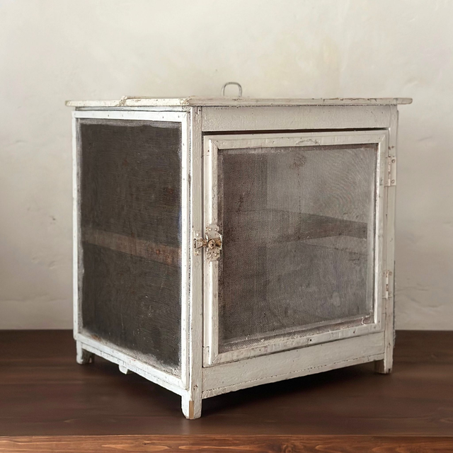 le garde-manger en bois blanc