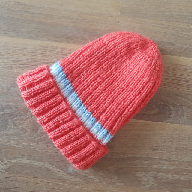 Gebreid babymutsje in oranje