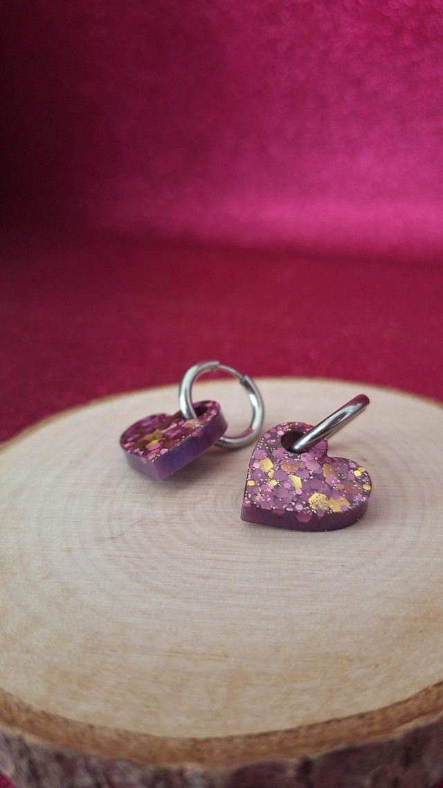 Boucles d&#039;oreilles créoles argentées cœurs violets / paillettes dorées et roses