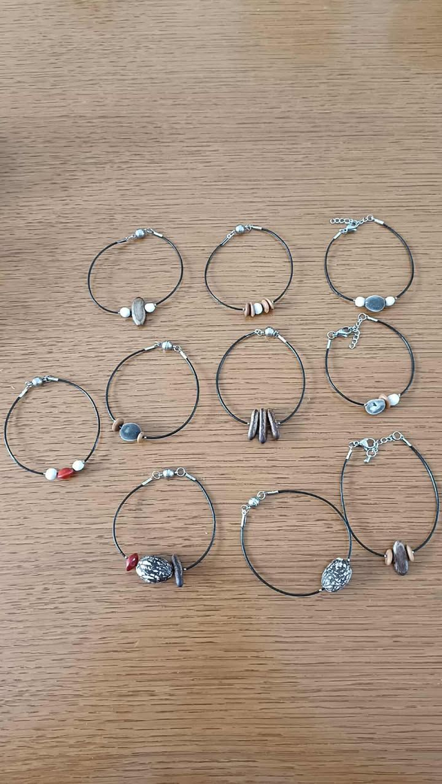 Bracelet fil de cuir et graines