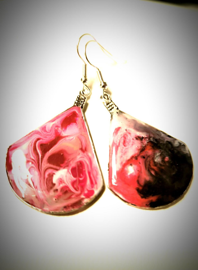 Boucles d'oreilles dépareillées tourbillon rose