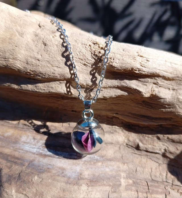 chaîne et sphère en verre avec hortensia noir et violet 