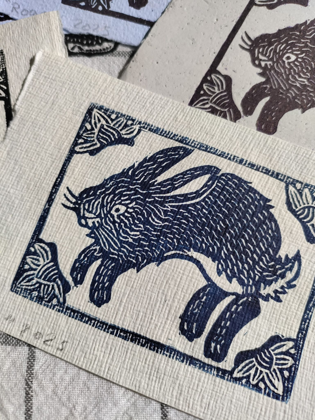 Linogravure Roger Lapin encre bleue 10X15 cm